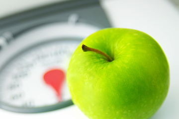 Grüner Apfel auf Waage